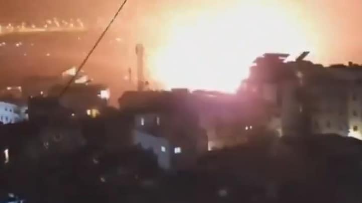 In beeld: enorme explosie in zuiden van Beiroet