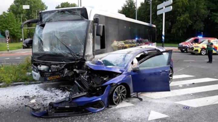 Achtervolging in Rotterdam eindigt met flinke botsing op een stadsbus