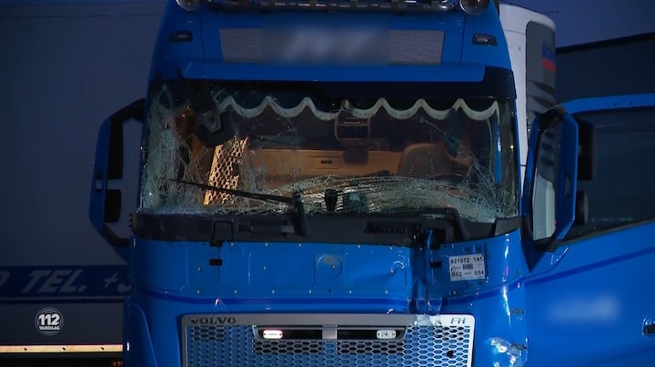 Vrachtwagen rijdt bedrijfspand binnen in Hedel