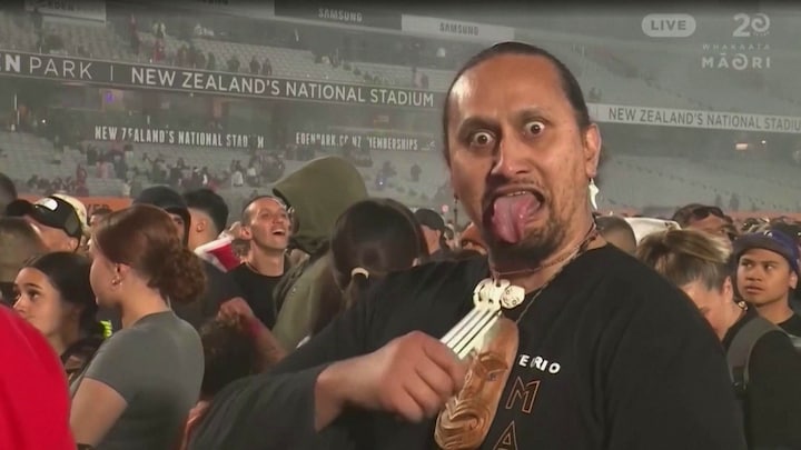 Grootste haka ooit: Nieuw-Zeelanders verbreken wereldrecord in vol stadion