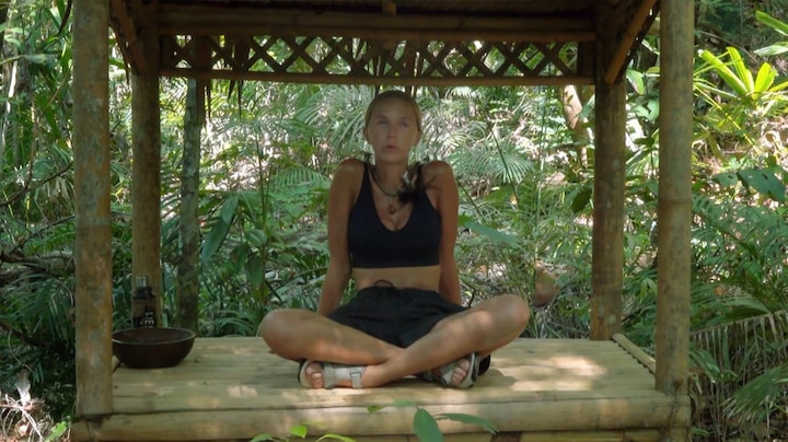 Lies Zhara heeft nachtmerries tijdens Expeditie Robinson 