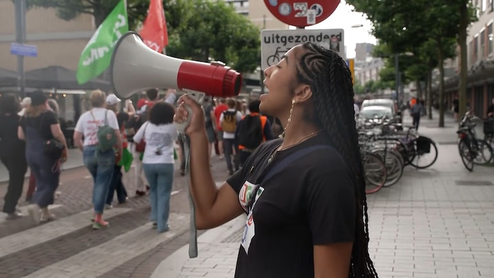 Demonstratie Rotterdam tegen nieuwe asielwetten: 'Geen mens is illegaal'