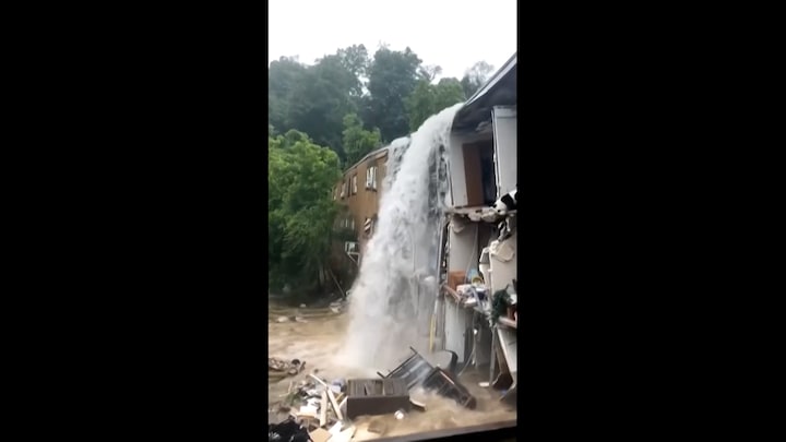 Watergeweld spoelt flat in West-Virginia (VS) volledig weg
