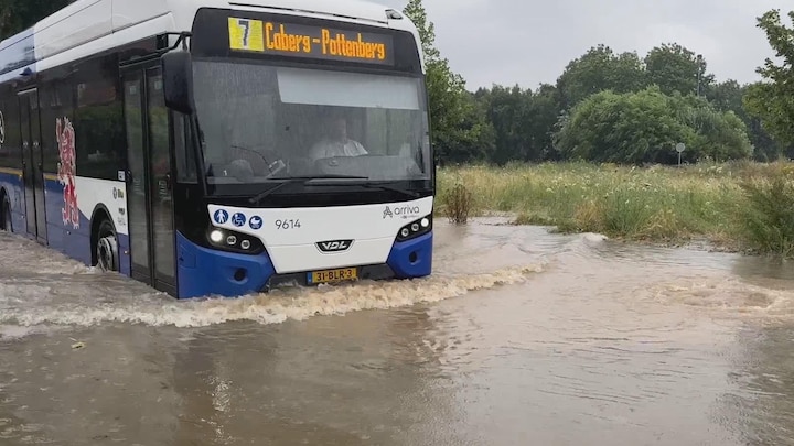 Flinke wateroverlast in Limburg: straten staan blank en kelders lopen onder