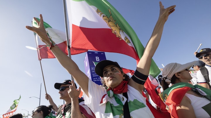 Protesten buiten het stadion bij eerste beladen WK-wedstrijd van Iran