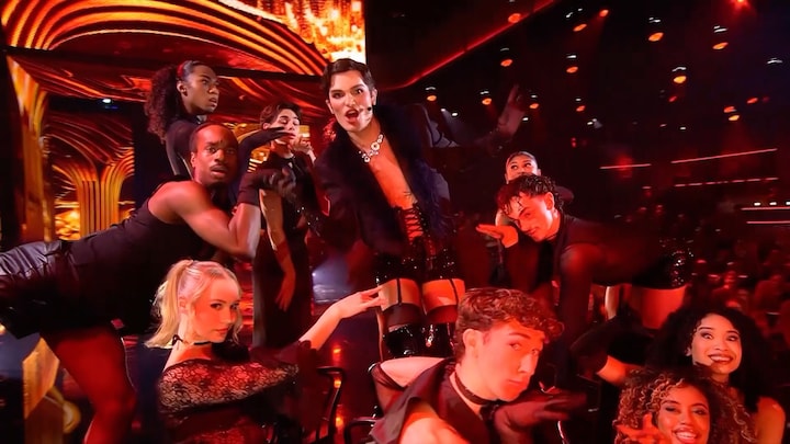Koen Kardashian treedt op met 'Willkomen' uit Cabaret de musical