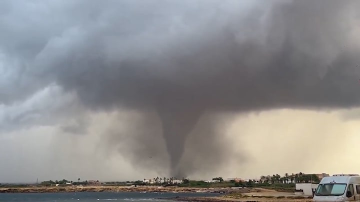 Tornado treft Italiaans eiland Sicilië: 'Auto's vlogen door de lucht'