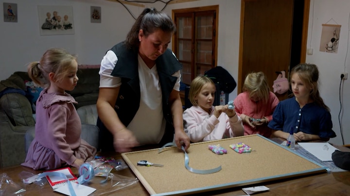 Janneke Jelies drukt kinderen op het hart naar school te gaan
