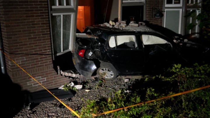 Auto rijdt woning binnen in Brabantse Beek en Donk, bestuurder ernstig gewond