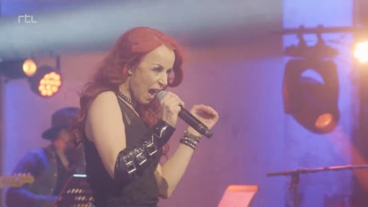 Marlies Kempe rockt erop los tijdens optreden: ‘Waanzinnig’