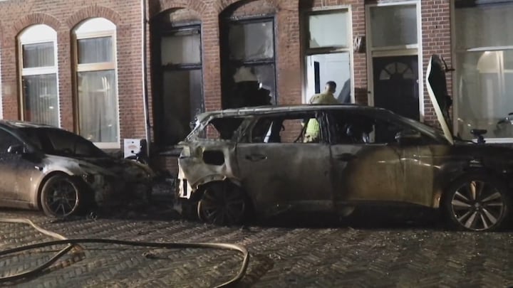 Autobranden slaan over op woning waar gezin in ligt te slapen