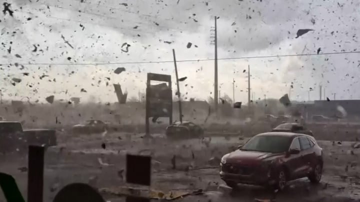 Ooggetuigen filmen middenin dodelijke tornado VS