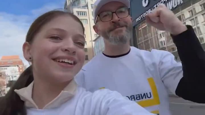 Oekraïense Yana (12) verloor benen, nu rent ze voor goed doel