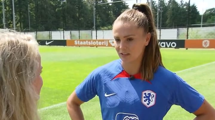 Lieke Martens verrast door zusje op bruiloft: 'Krijg weer tranen in m'n ogen'