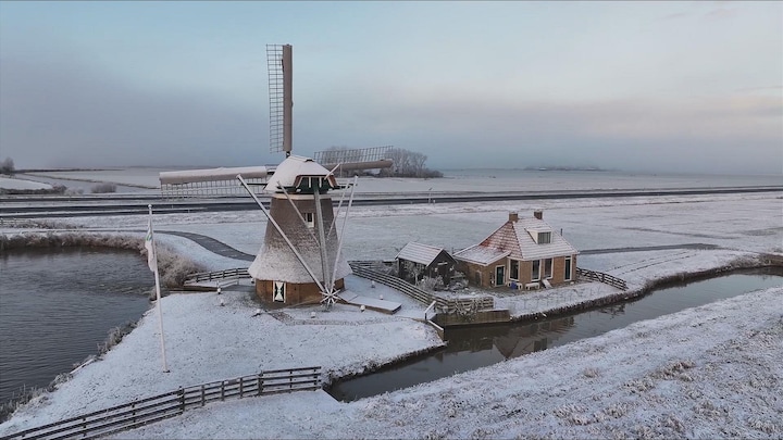 Vanuit de lucht: winterwonderland in het Friese Bolsward