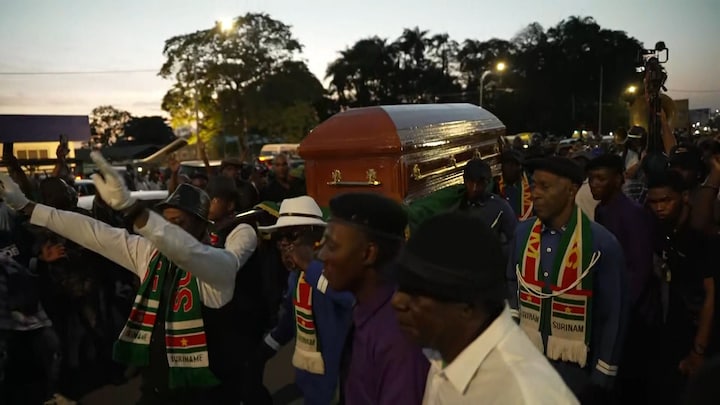 Dansen rond de kist, Surinamers bewijzen laatste eer aan Bouterse