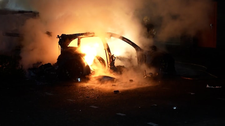 Porsche gaat in vlammen op in Zwolle, mogelijk door vuurwerk