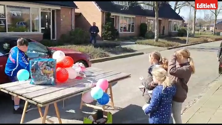 Fenna (7) krijgt drive-throughpartijtje op haar verjaardag