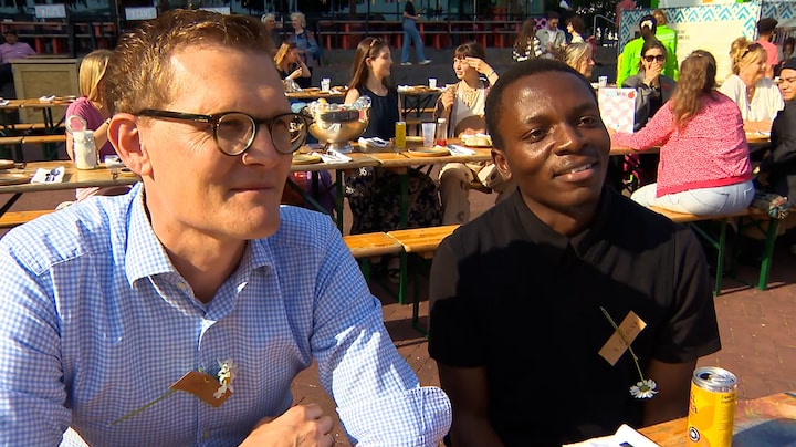 Diner met bewoners azc in Amsterdam uitverkocht: 'Geweldig om te zien'