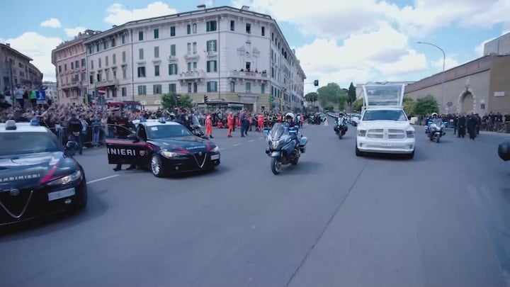 Pausmobiel onderweg naar basiliek Santa Maria Maggiore voor begrafenis