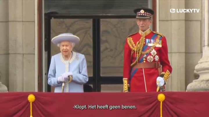 Queen Elisabeth begeleid door alien