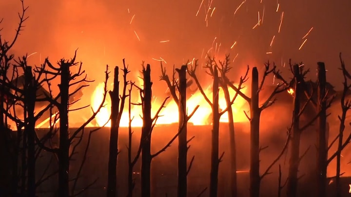 De vlammen schieten alle kanten op bij heftige schuurbrand in Wijchen
