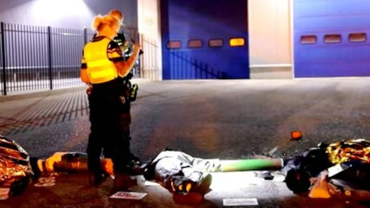 Vastgelijmd en geketend en ingebroken, slachthuizen Apeldoorn bezet