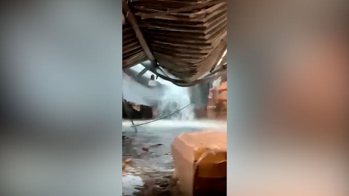 La lluvia se cuela por el techo durante los daños causados ​​por la tormenta en Winterswijk