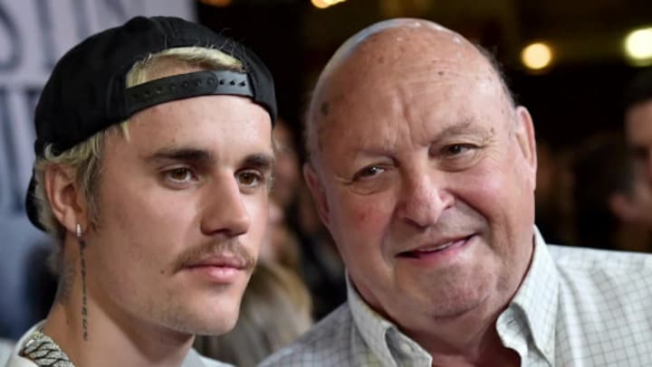 Justin Bieber neemt in roerige tijd afscheid van belangrijke opa Bruce 