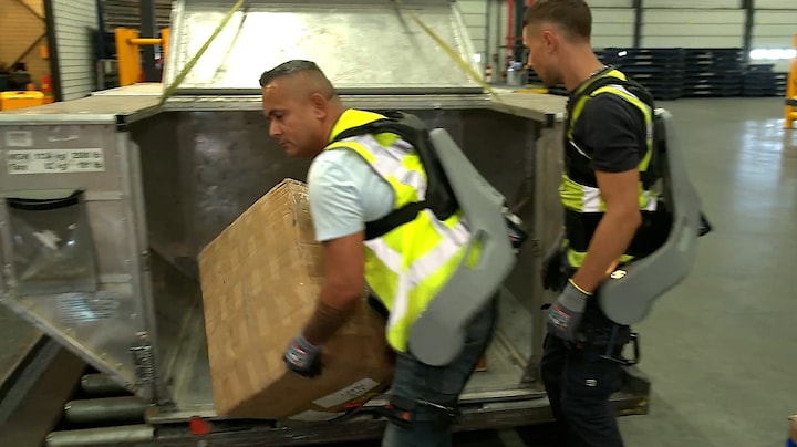 Robotpak helpt medewerkers luchthaven met tillen: 'Je voelt echt verschil'