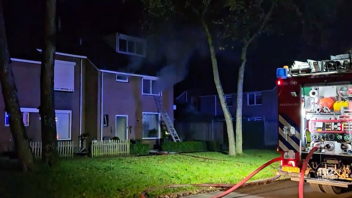 Angstige momenten voor vrouw in brandend huis