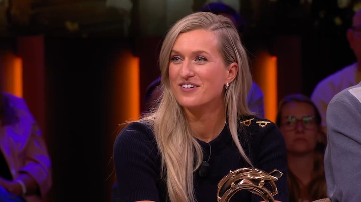 Esra breekt haar voet door val op het podium bij de Televizier-Ring