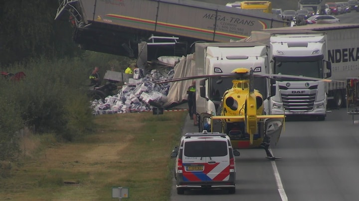 Dode bij ongeluk met vier vrachtwagens op A73, enorme ravage