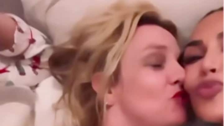 Britney Spears duikt het bed in met zussen Kim en Khloé Kardashian
