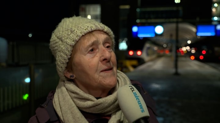 Gestrande reizigers Amsterdam CS: 'We doen het er maar mee' 