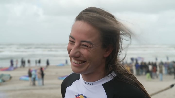 Nederlandse Zara vliegt naar winst in stormachtig kitesurfspektakel
