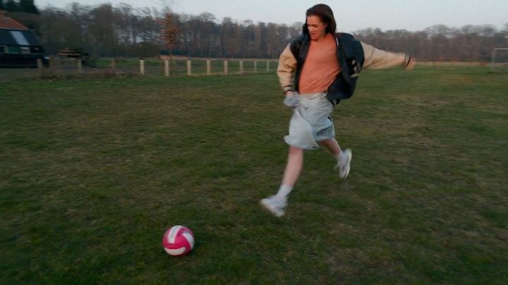 GTST-actrice Marly van der Velden blundert op het voetbalveld: 'Wat een hark'