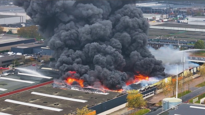 Grote brand in loods met plastic flessen in Roosendaal