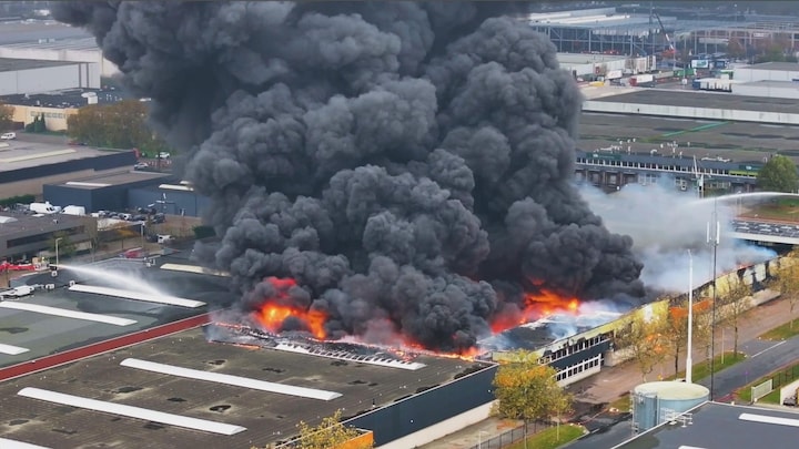 Grote brand in loods met plastic flessen in Roosendaal