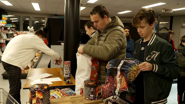 Vuurwerkverkoop weer van start: 'Geef jaarlijks 5000 euro uit'