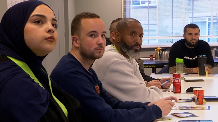 'Ik kijk veel Andrew Tate': hoe jongerenwerkers het gesprek aangaan over straatintimidatie