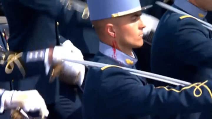 Soldaat verwondt zichzelf en paarden slaan op hol tijdens viering Franse feestdag