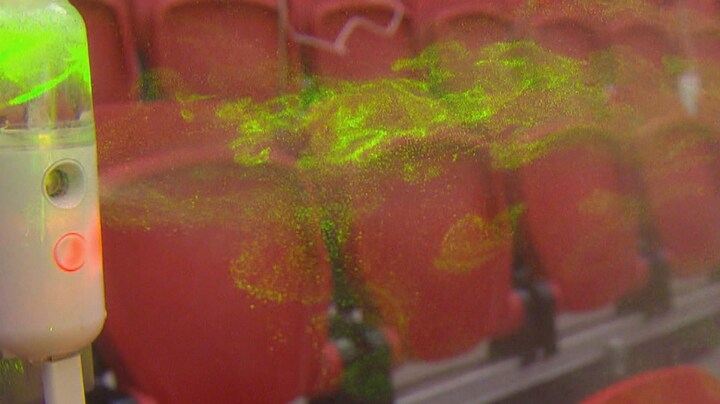 Dit apparaat spuugt 'coronadruppels' het stadion in