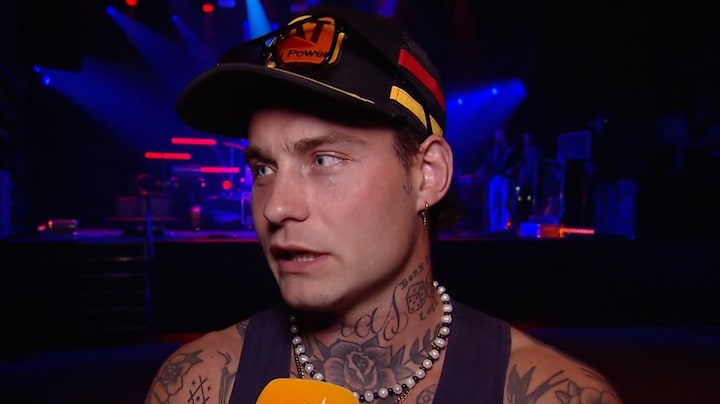 Douwe Bob blikt terug op zijn vlucht na doodsbedreigingen: 'Mijn familie is alles'
