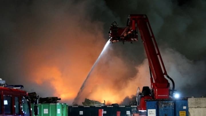 Grote brand bij afvalverwerker in Schiedam na nacht blussen onder controle