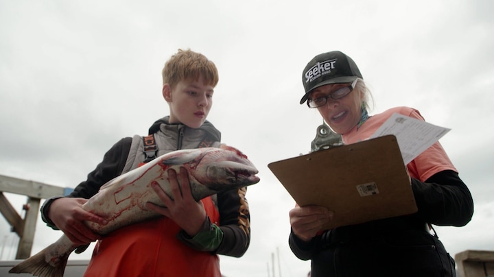 In Alaska vangen mensen zalm om te overleven, maar de vis wordt steeds kleiner