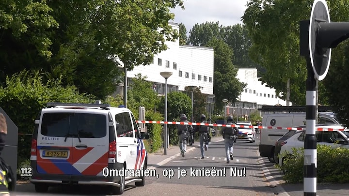 Woning met vuurwapengevaarlijke verdachte omsingeld in Almere