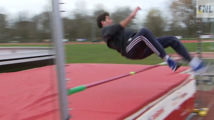 Hoogspringers springen hoger met de 'Fosbury Flop'