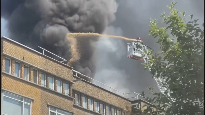 Dikke rookwolken in Amsterdam van ver te zien 