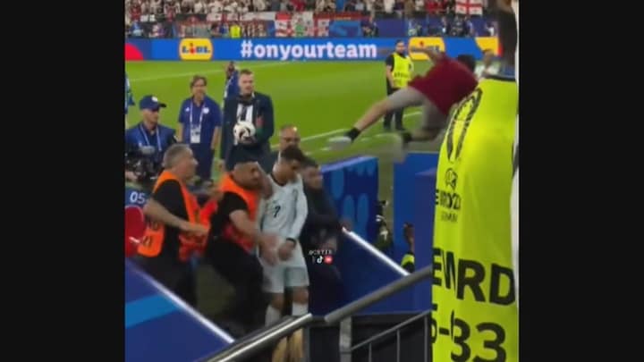 Fan 'vliegt' vanaf tribune naar Ronaldo, steward grijpt razendsnel in